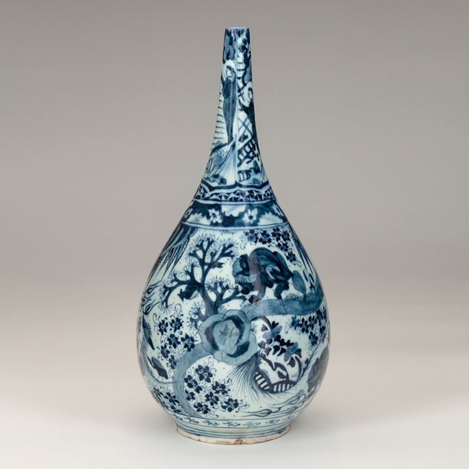 A Safavid Blue-and-white bottle | MasterArt